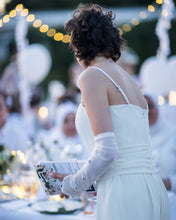 Carica l'immagine nel visualizzatore di Gallery, cena in bianco villa reale
