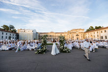Carica l'immagine nel visualizzatore di Gallery, cena in bianco villa reale