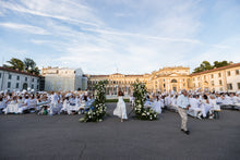 Carica l'immagine nel visualizzatore di Gallery, cena in bianco villa reale