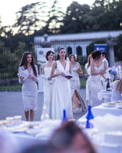 Carica l'immagine nel visualizzatore di Gallery, cena in bianco villa reale
