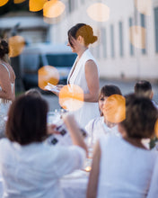 Carica l'immagine nel visualizzatore di Gallery, cena in bianco villa reale
