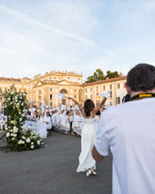 Carica l'immagine nel visualizzatore di Gallery, cena in bianco villa reale
