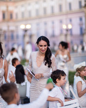 Carica l'immagine nel visualizzatore di Gallery, cena in bianco villa reale
