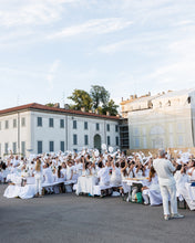 Carica l'immagine nel visualizzatore di Gallery, cena in bianco villa reale
