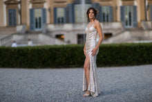 Carica l'immagine nel visualizzatore di Gallery, Modelle in villa reale
