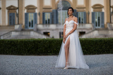 Carica l'immagine nel visualizzatore di Gallery, Modelle in villa reale
