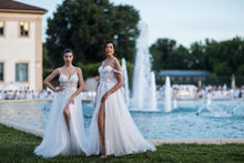 Carica l'immagine nel visualizzatore di Gallery, Modelle in villa reale
