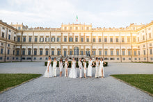 Carica l'immagine nel visualizzatore di Gallery, Modelle in villa reale
